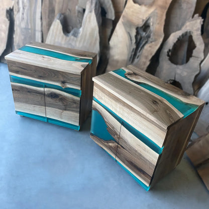 Commode fonctionnelle moderne en bois de noyer et résine époxy