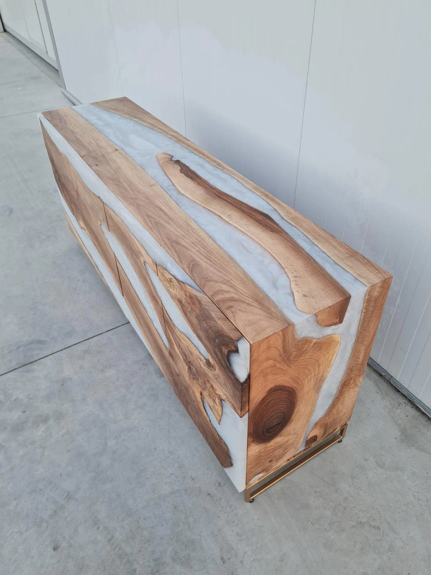 Buffet en bois et époxy bicolore