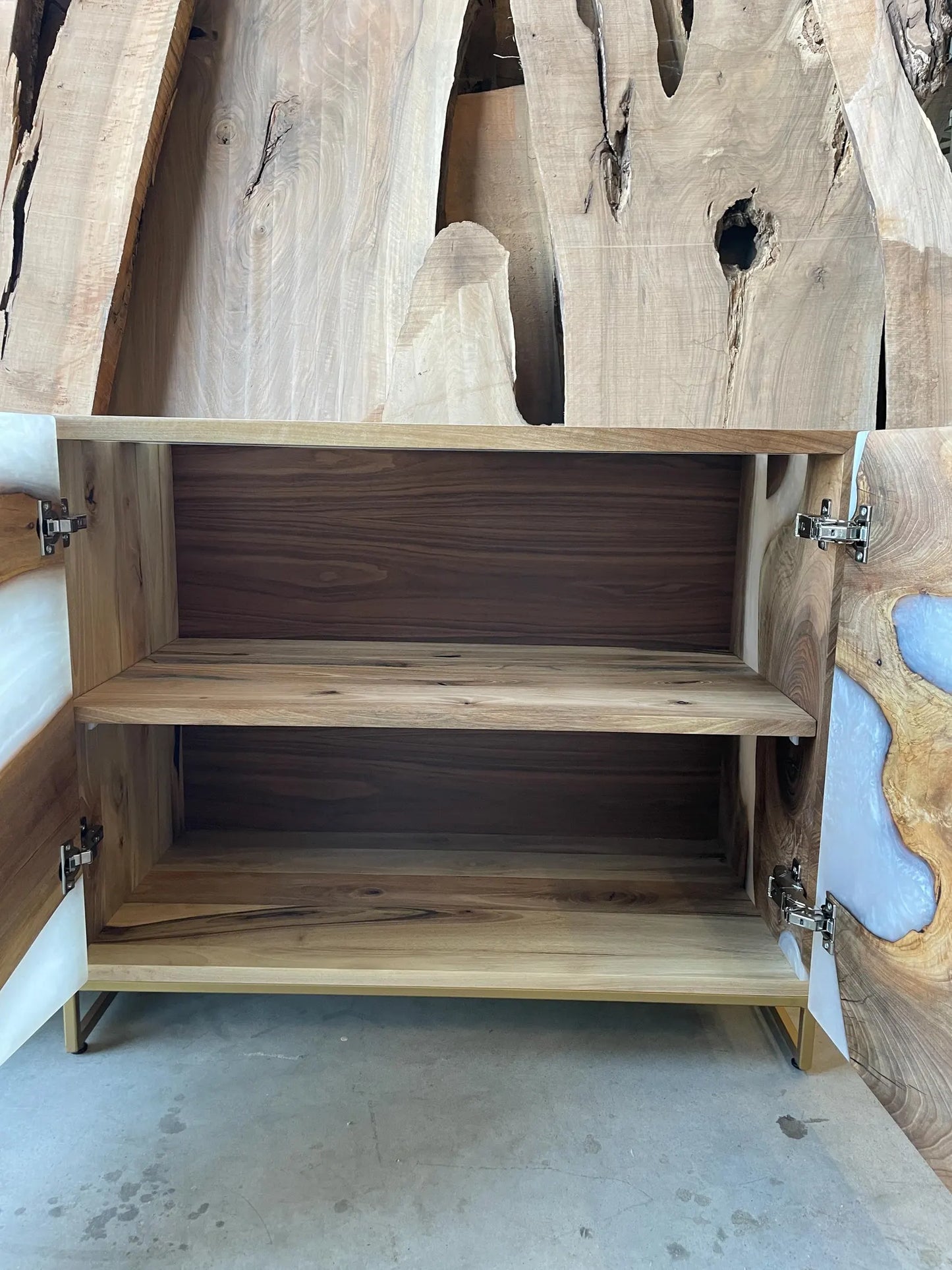 Buffet en bois et époxy bicolore