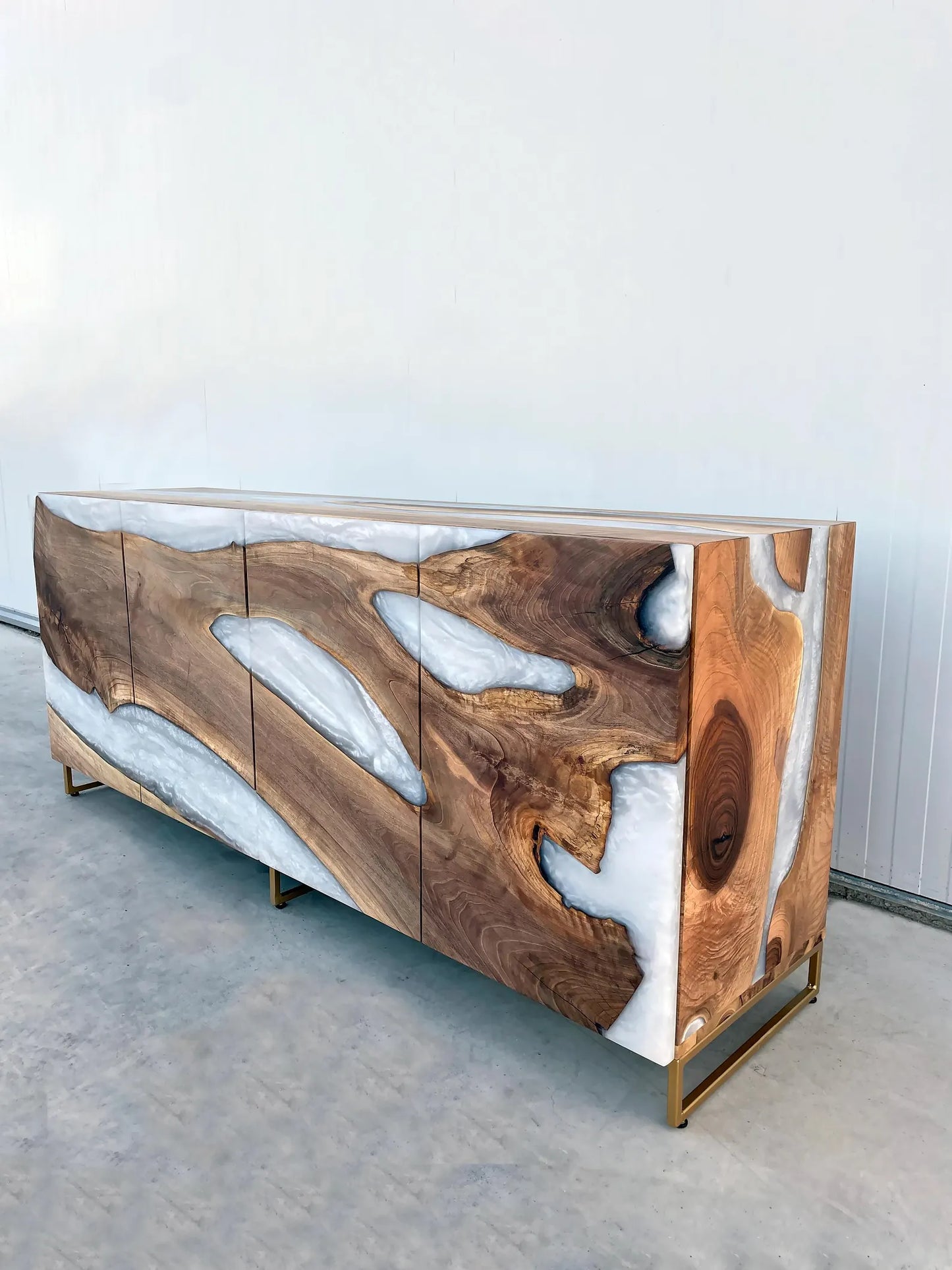 Buffet en bois et époxy bicolore