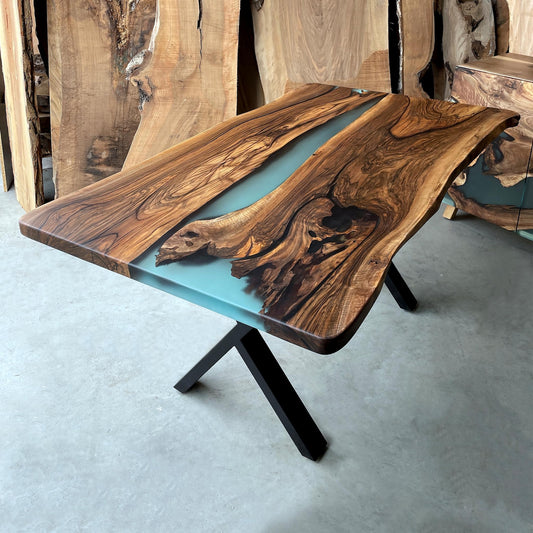 Table en bois de noyer et époxy noir transparent