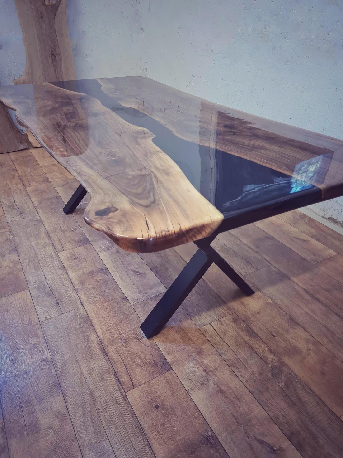 Table en bois de noyer et époxy noir transparent