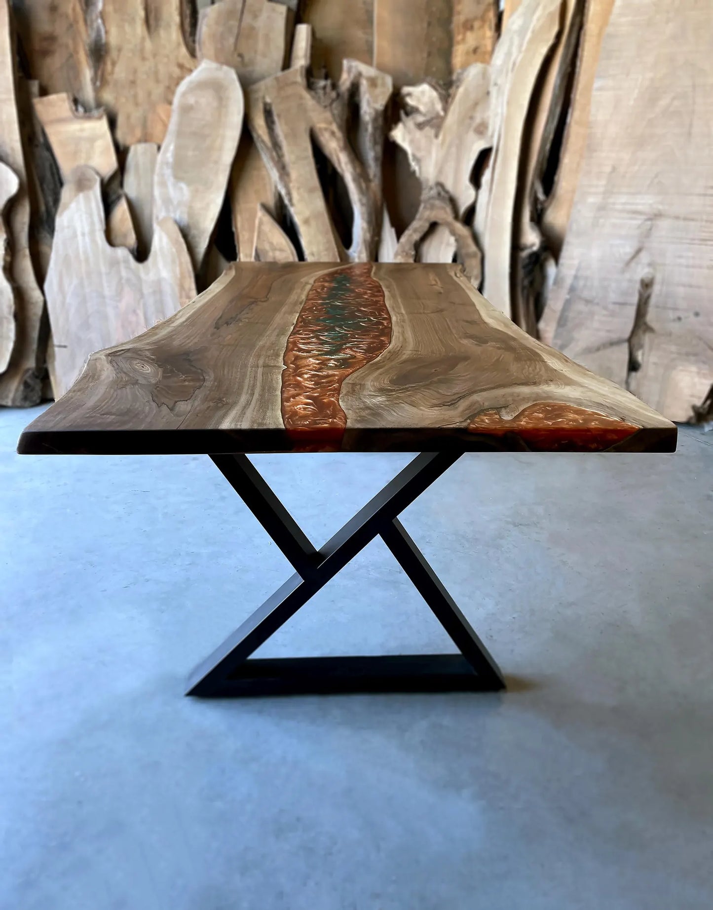 Table en bois de noyer et époxy noir transparent