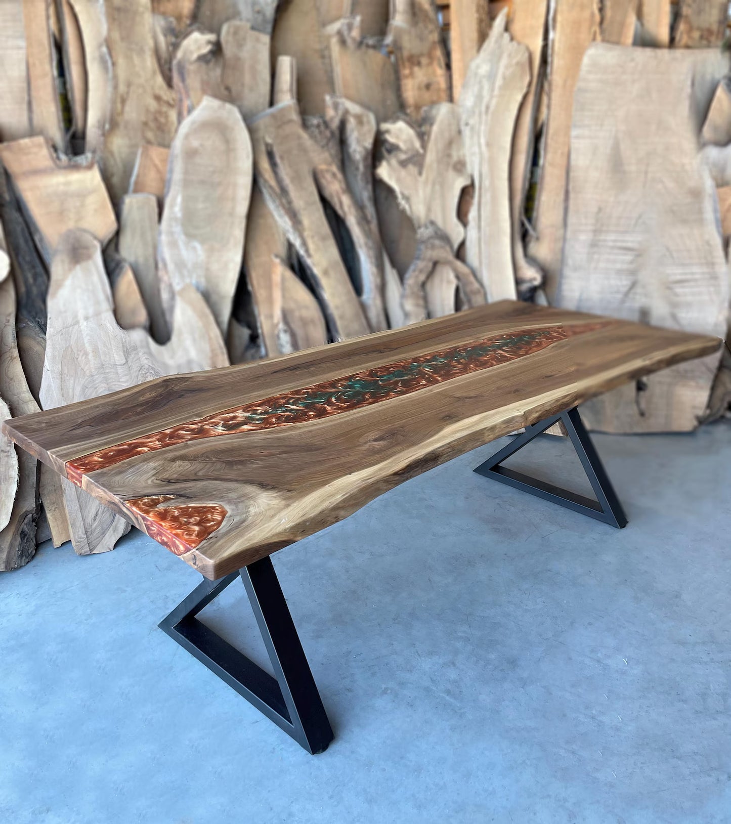 Table en bois de noyer et époxy noir transparent