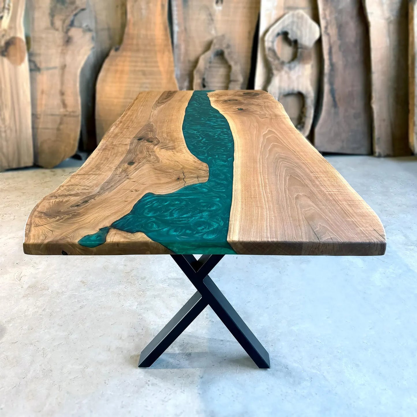 Table en bois de noyer et époxy noir transparent