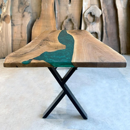 Table en bois de noyer et époxy noir transparent