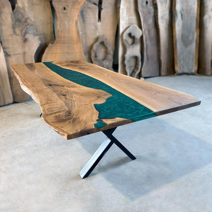 Table en bois de noyer et époxy noir transparent