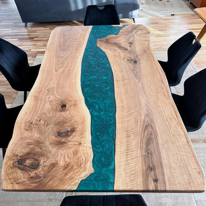 Table en bois de noyer et époxy noir transparent