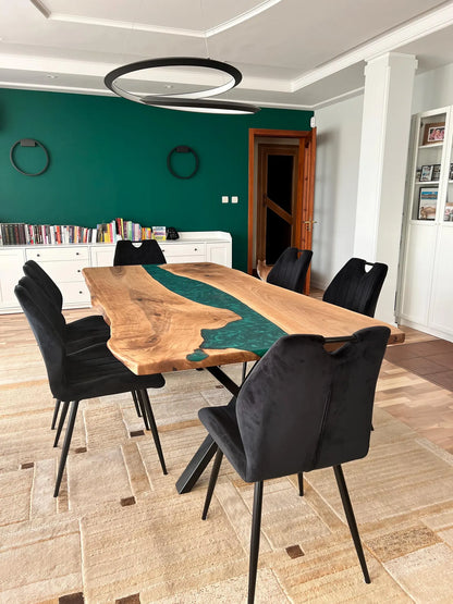 Table en bois de noyer et époxy noir transparent