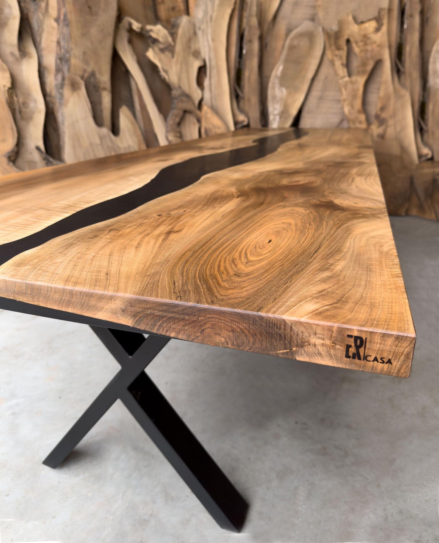 Table en bois de noyer et époxy noir transparent