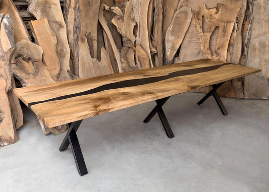 Table en bois de noyer et époxy noir transparent