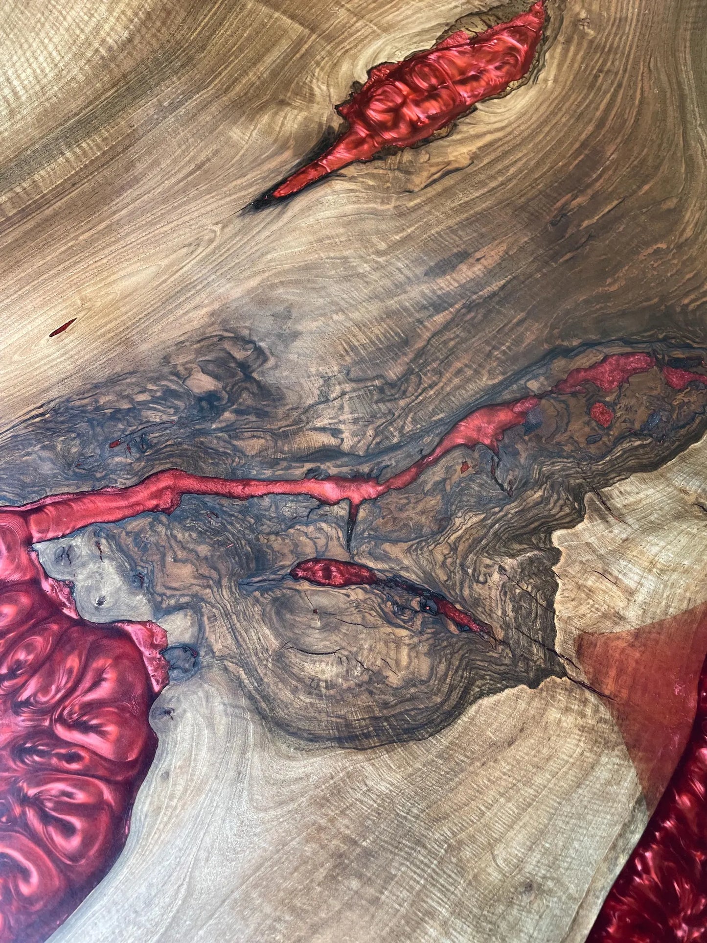 Table en bois de noyer et époxy noir transparent
