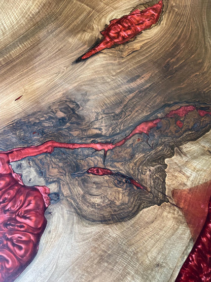 Table en bois de noyer et époxy noir transparent