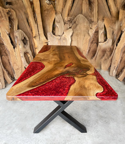 Table en bois de noyer et époxy noir transparent