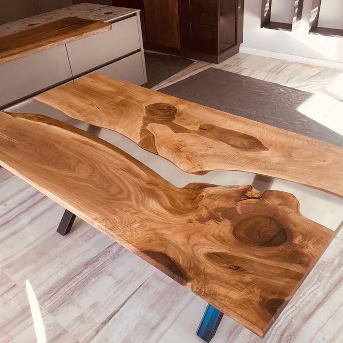 Table en bois de noyer et époxy noir transparent