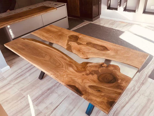 Table en bois de noyer et époxy noir transparent