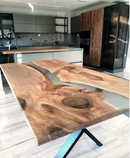 Table en bois de noyer et époxy noir transparent