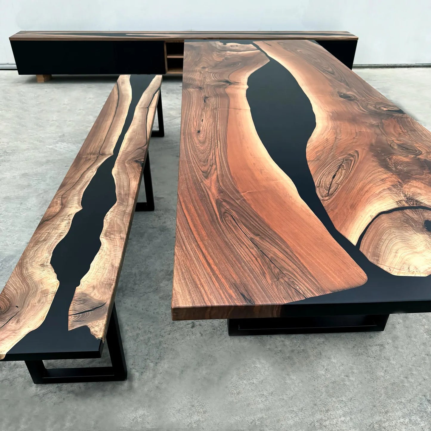 Table en bois de noyer et époxy noir transparent