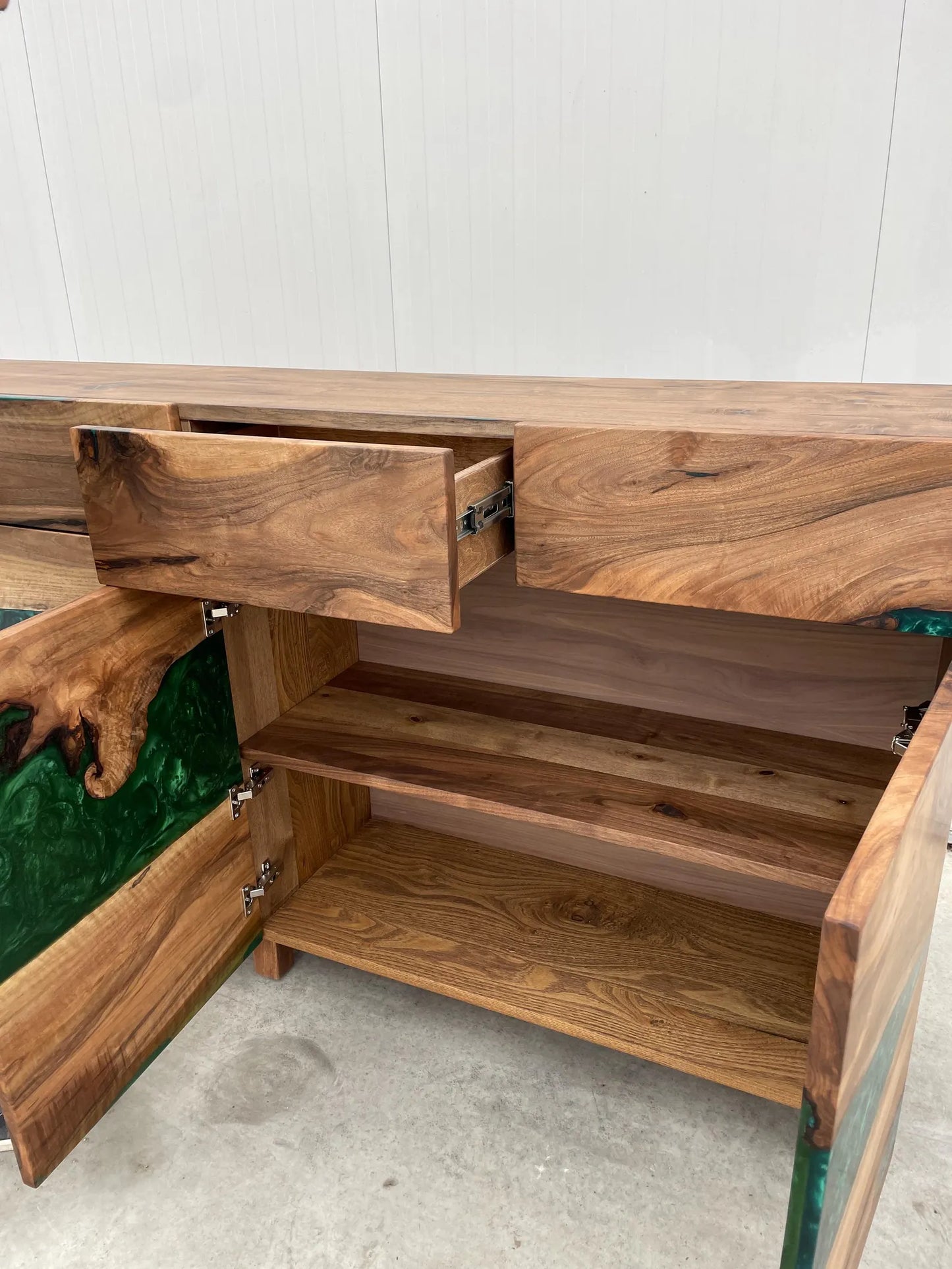 Buffet en bois et époxy bicolore