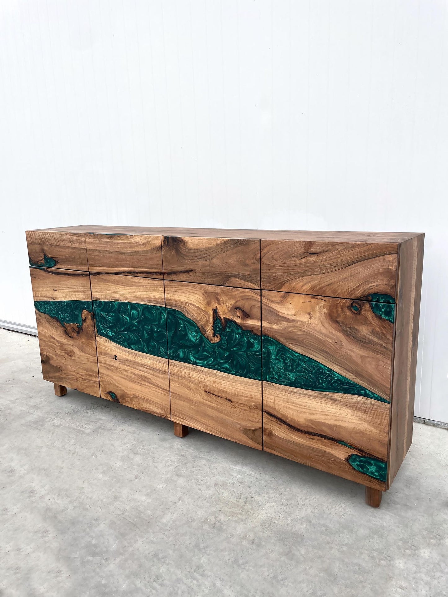 Buffet en bois et époxy bicolore