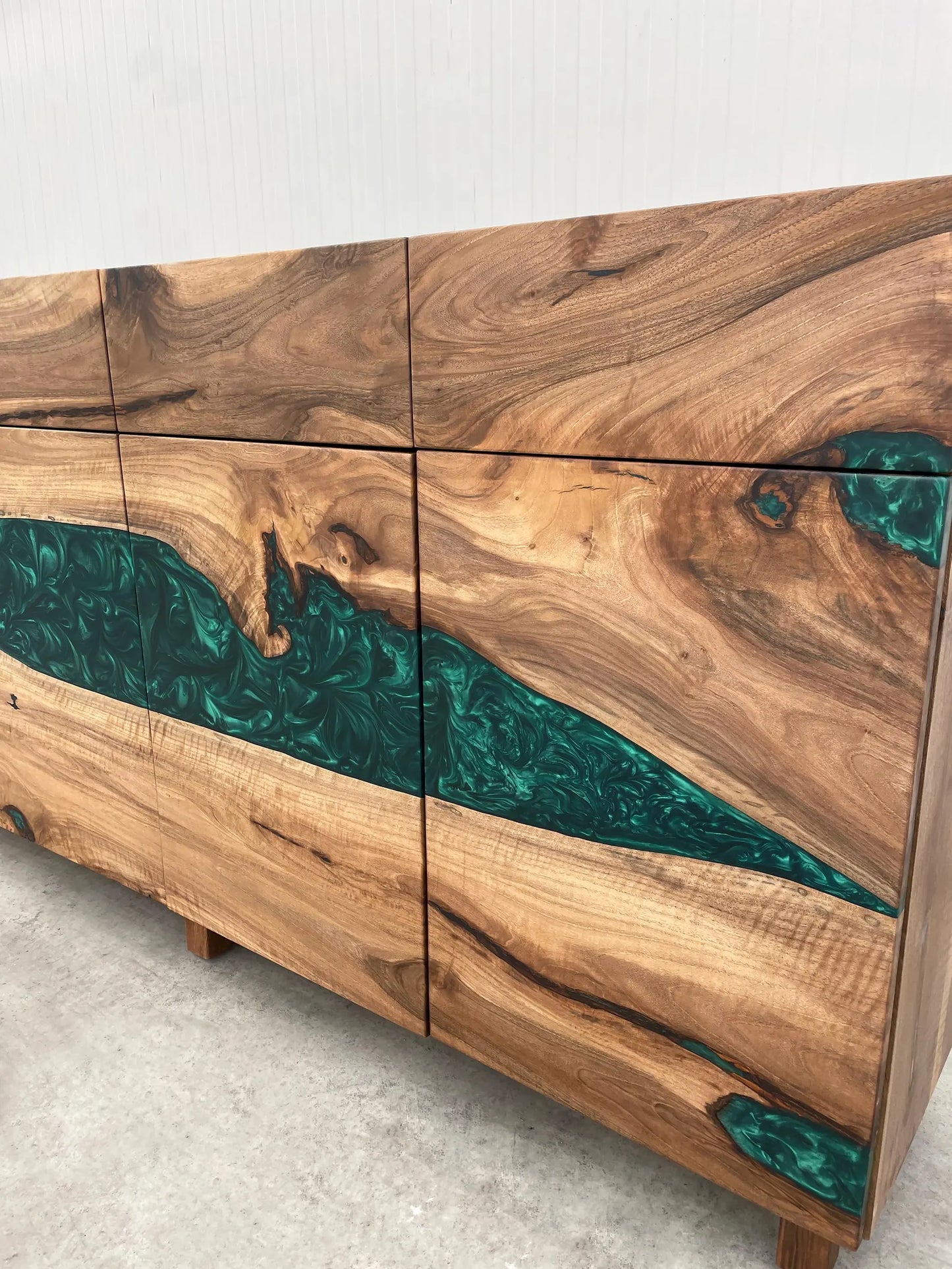Buffet en bois et époxy bicolore