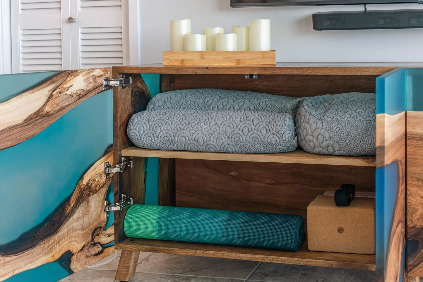 Buffet en bois et époxy bicolore