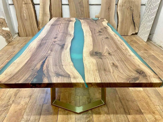 Table en bois de noyer et époxy noir transparent