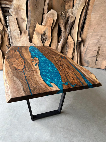 Table en bois de noyer et époxy noir transparent