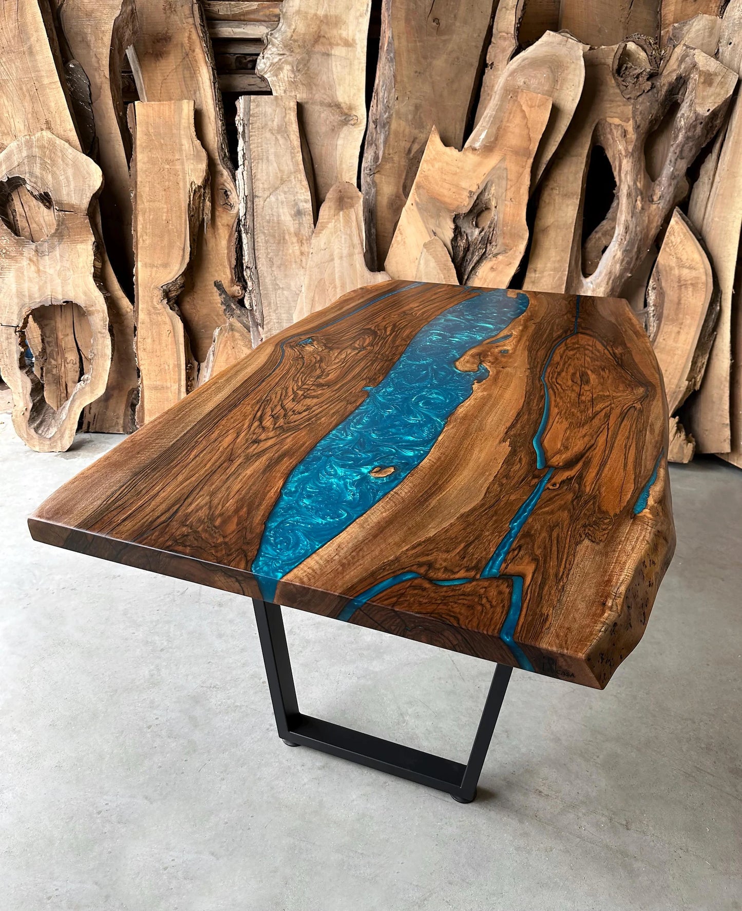 Table en bois de noyer et époxy noir transparent