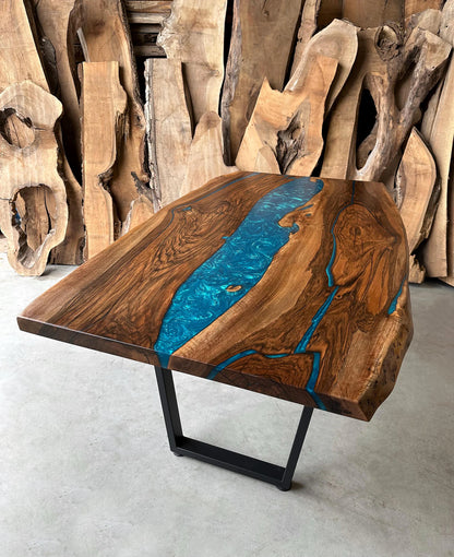 Table en bois de noyer et époxy noir transparent