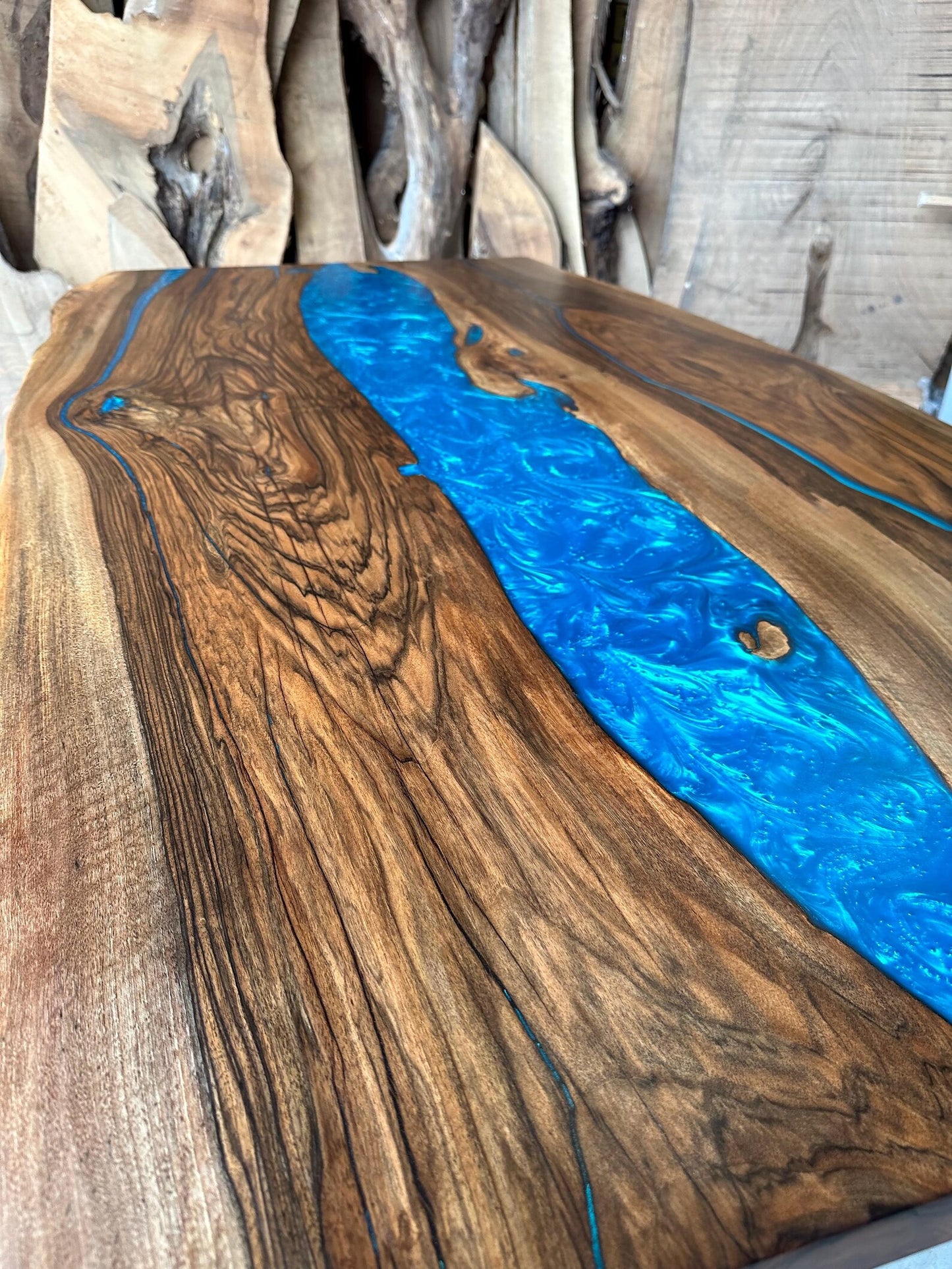 Table en bois de noyer et époxy noir transparent
