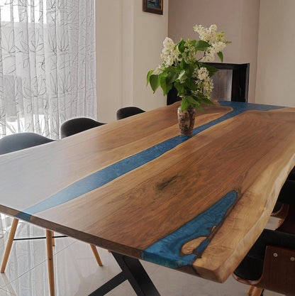 Table en bois de noyer et époxy noir transparent