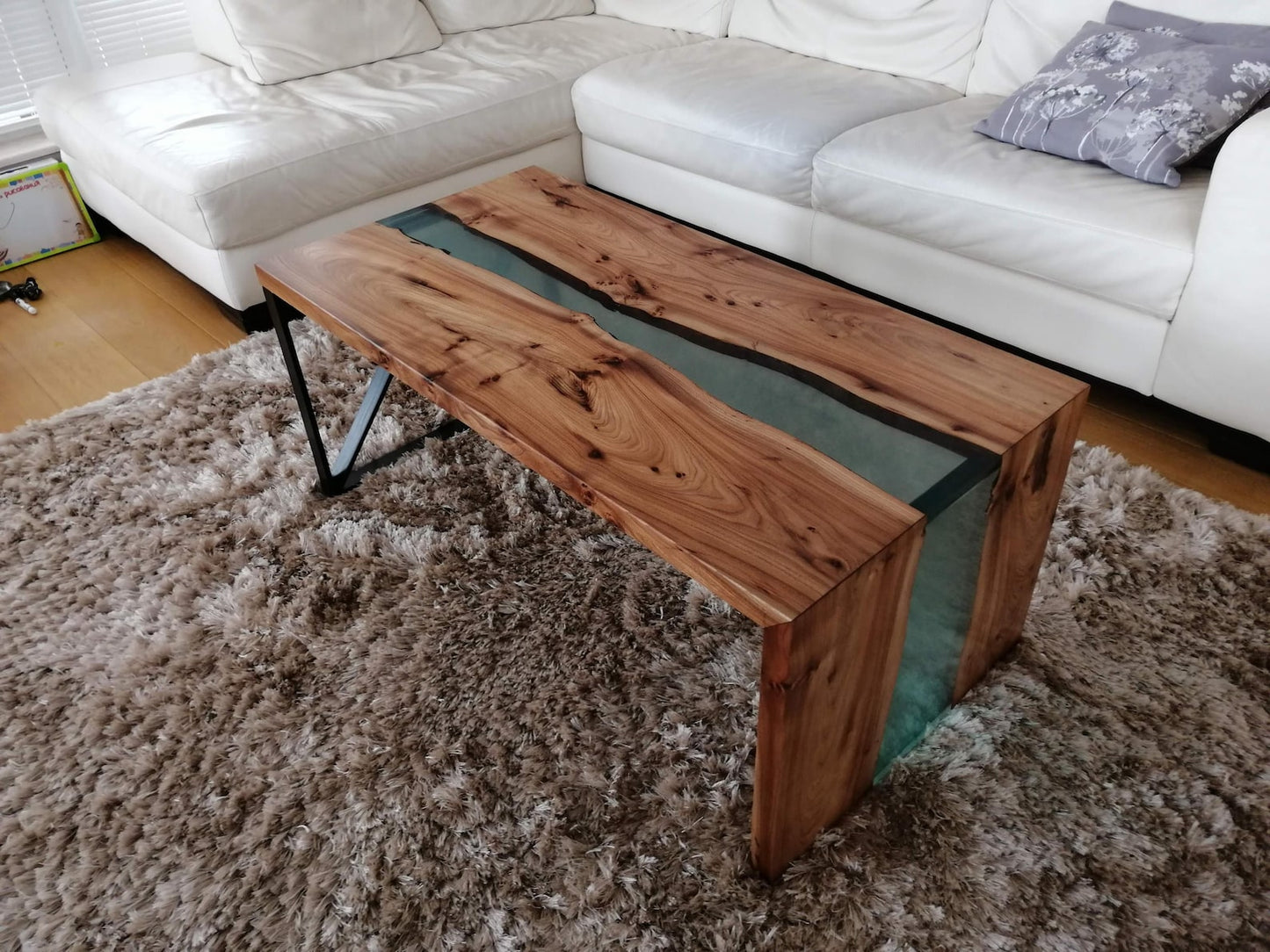 Table d'appoint en résine époxy verte