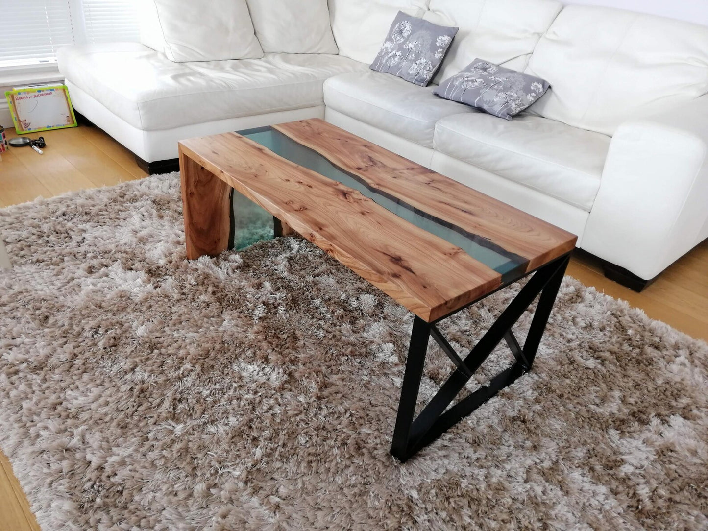 Table d'appoint en résine époxy verte