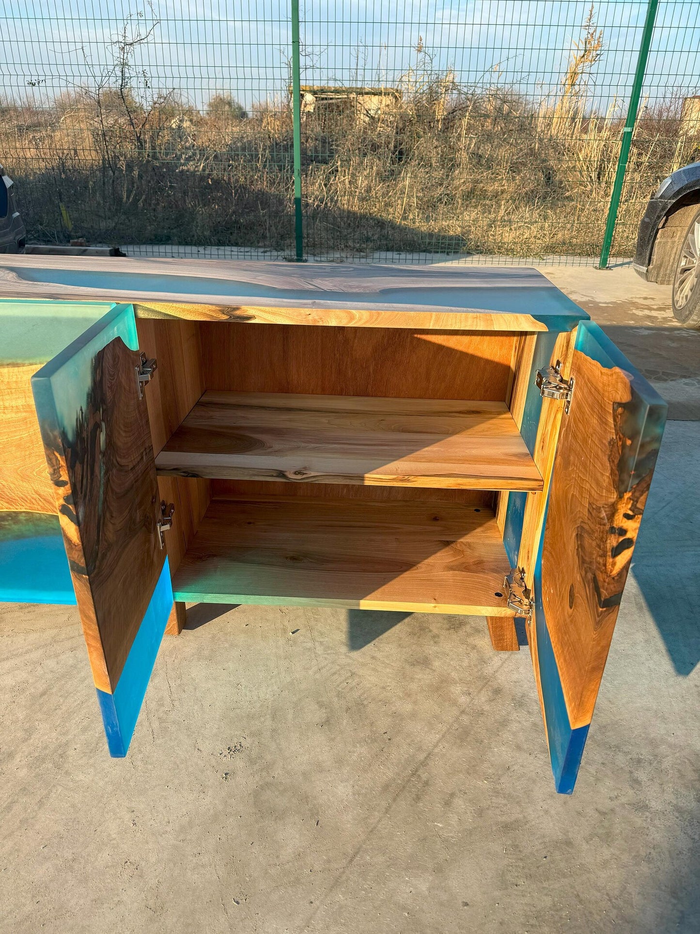 Buffet en bois et époxy bicolore