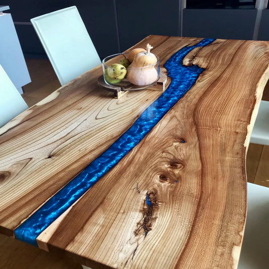 Table en bois de noyer et époxy noir transparent