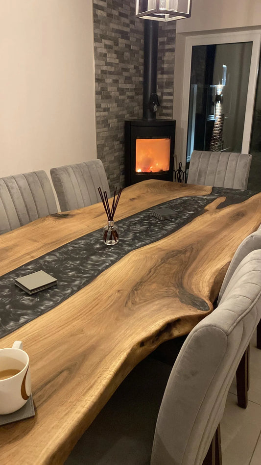 Table en bois de noyer et époxy noir transparent