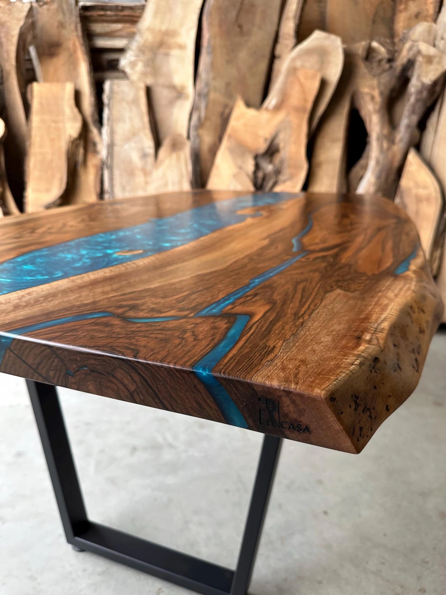 Table en bois de noyer et époxy noir transparent