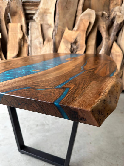 Table en bois de noyer et époxy noir transparent