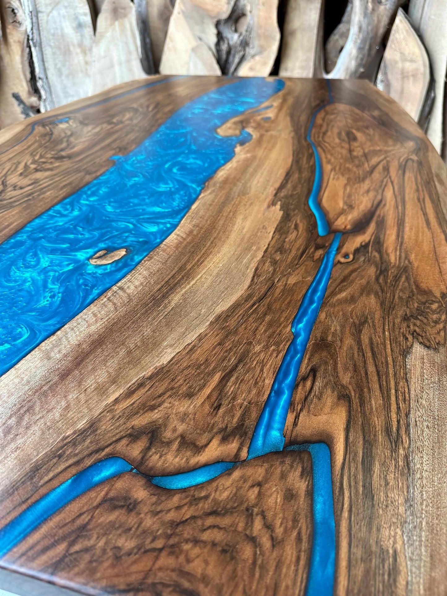 Table en bois de noyer et époxy noir transparent