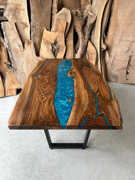 Table en bois de noyer et époxy noir transparent