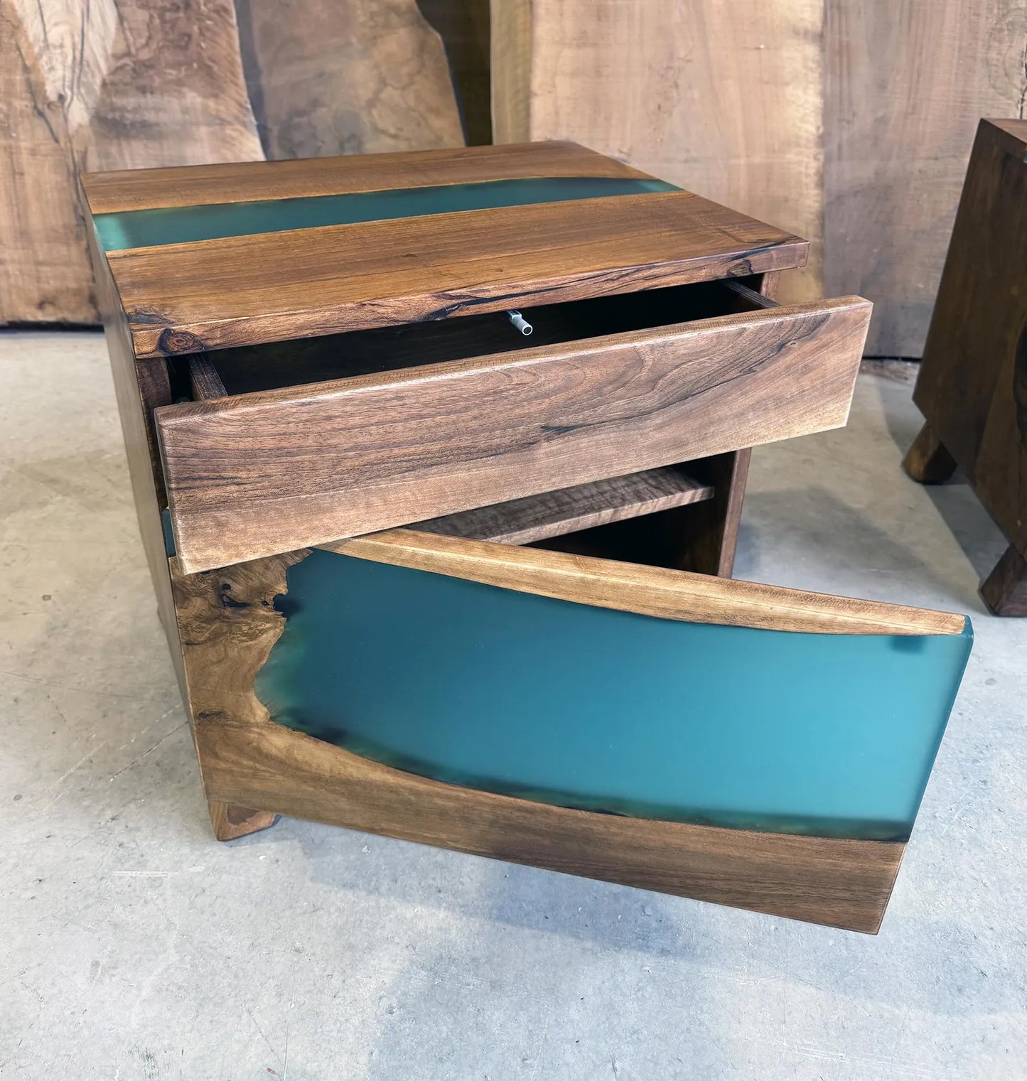 Commode fonctionnelle moderne en bois de noyer et résine époxy