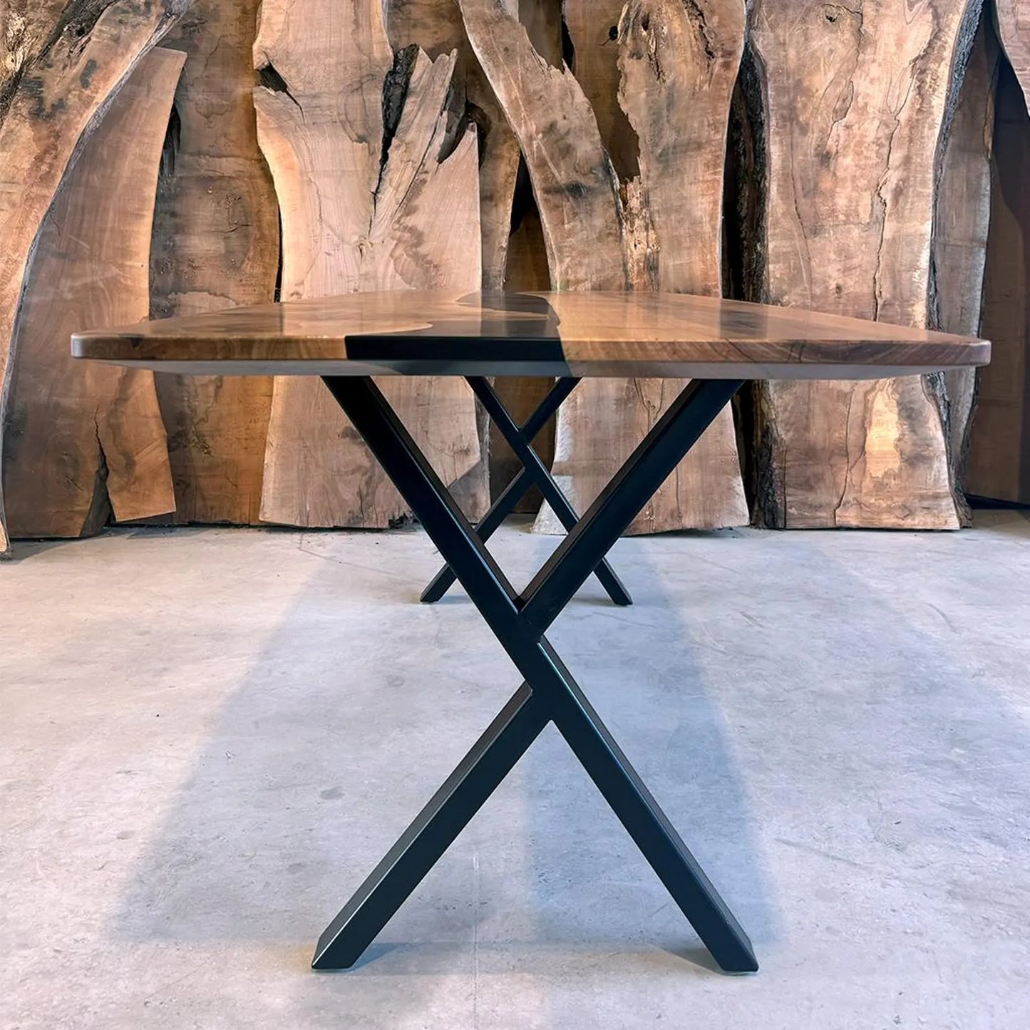 Table en bois de noyer et époxy noir transparent