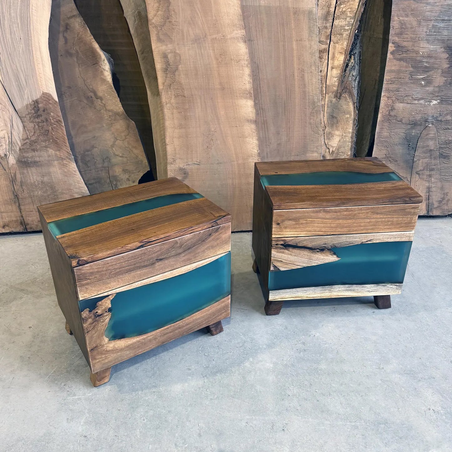 Commode fonctionnelle moderne en bois de noyer et résine époxy