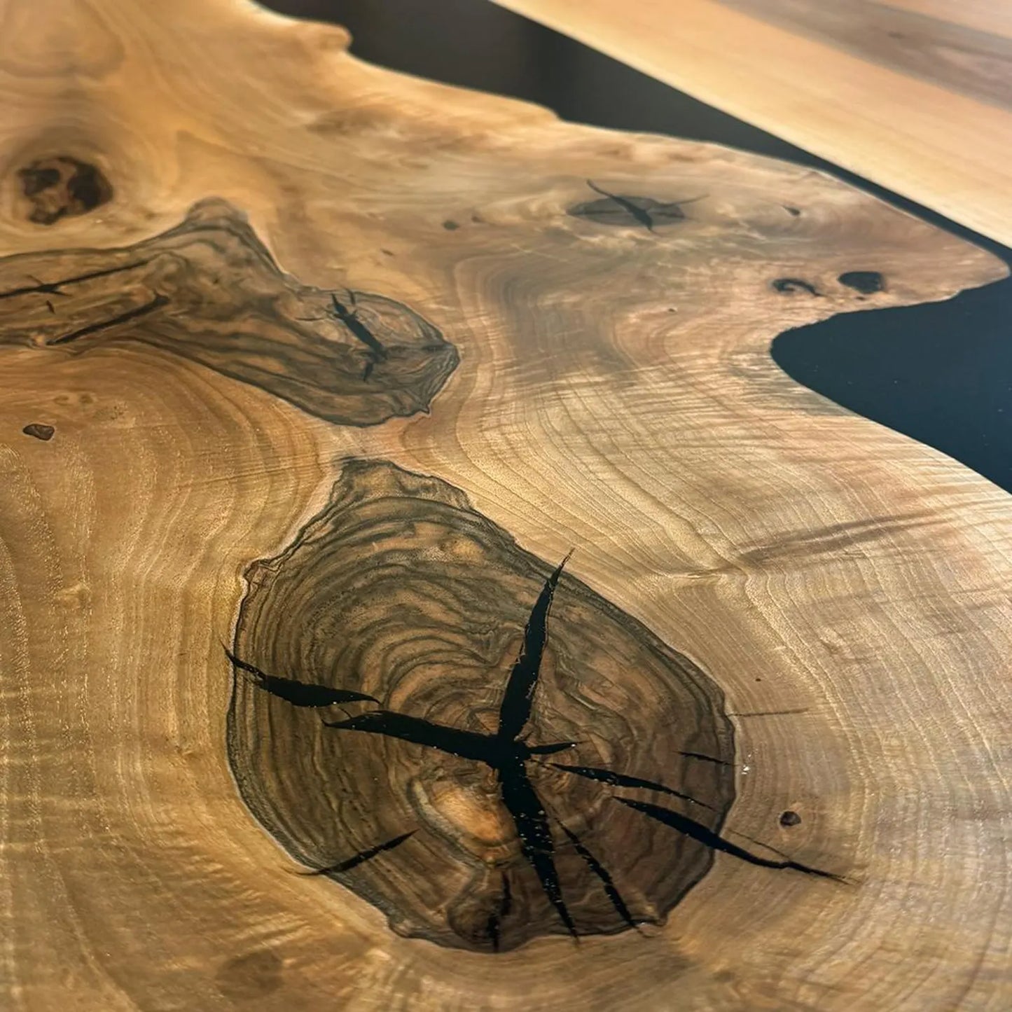 Table en bois de noyer et époxy noir transparent