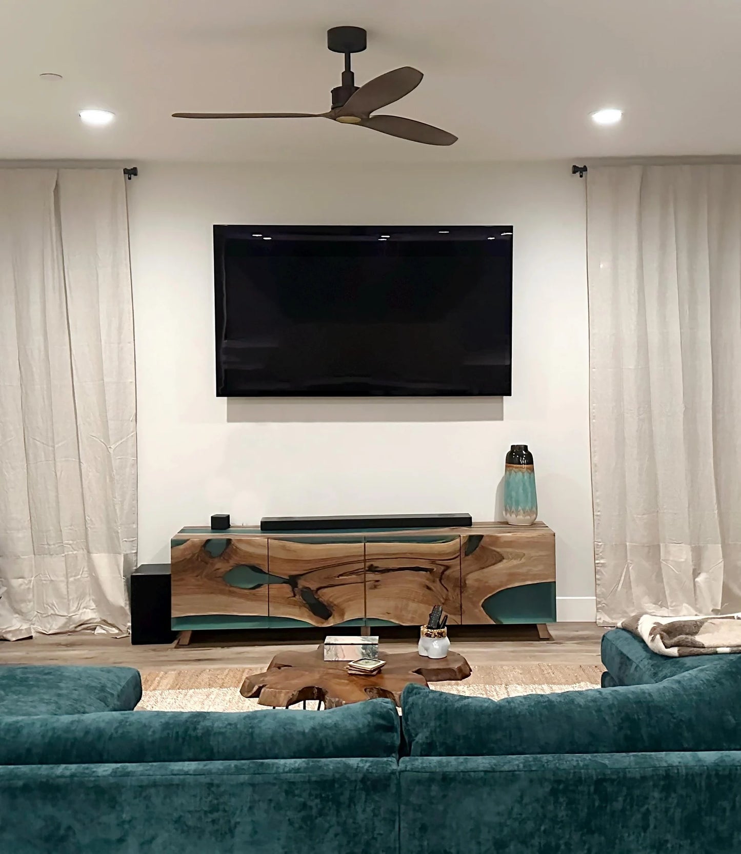 Buffet en bois et époxy bicolore