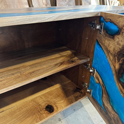 Sideboard aus Holz und Epoxidharz in Perltürkis