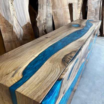 Sideboard aus Holz und Epoxidharz in Perltürkis