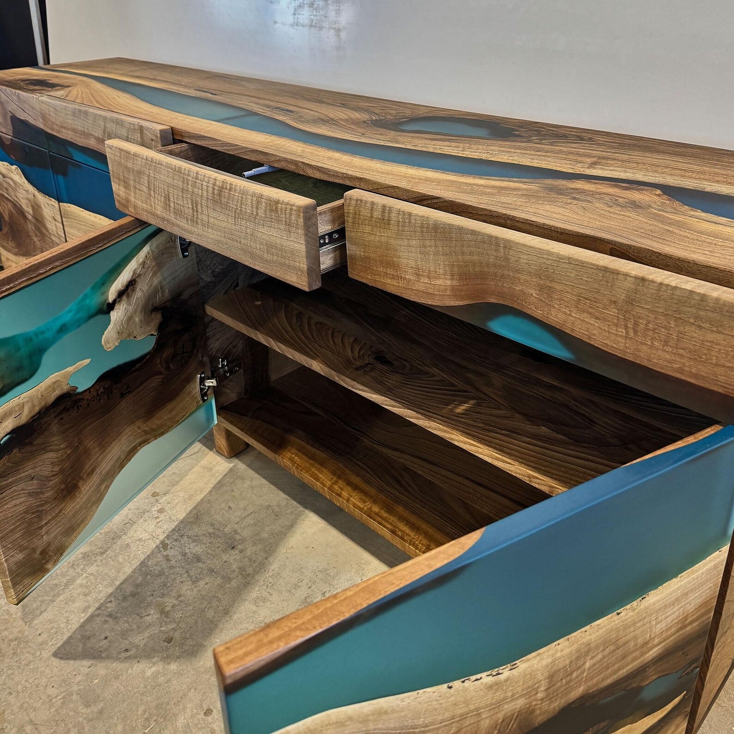 Buffet en bois et époxy bicolore