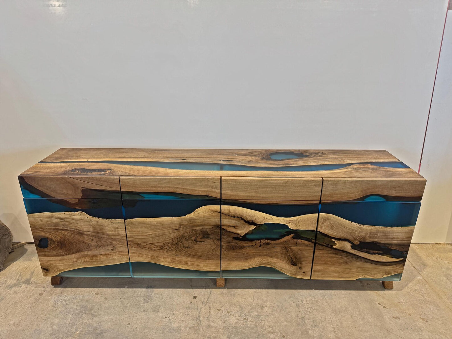 Buffet en bois et époxy bicolore